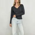 T-shirt gris pour femme à manches longues, col en V, bords ondulés et coupe ajustée - Gris foncé