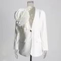 Detail eines weißen Damen-Blazers mit einer großen 3D-Stoffblume an der Schulter. - S / Oberteile / Weiß