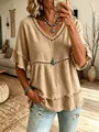 Detail des Boho-Tops mit V-Ausschnitt, Stickerei und Fransenbesatz aus Leinenstoff. - S / Oberteile / Khaki
