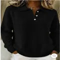 Detailopname van de knoopkraag en zachte gebreide textuur van deze zwarte polo trui voor dames - 3XL / Tops / Zwart