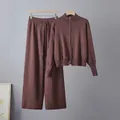 Detailansicht eines braunen zweiteiligen Strick-Lounge-Sets mit Strickjacke und weiter Hose - Einheitsgröße / Oberteil Und Unterteil / Braun