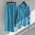 Detailed view of women's two-piece blue cotton linen shirt and wide-leg trousers - Teal