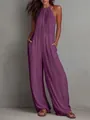 Dettaglio della tuta viola a pieghe con gamba larga ed elegante scollo all'americana - Taglia S / Set / viola-rosso