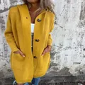 Dettaglio di un cardigan lungo in maglia giallo senape con cappuccio e grandi bottoni - Taglia S / Top / Giallo