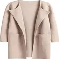 Vista ravvicinata di un cardigan in maglia beige con revers e dettagli tasca. - Taglia S / Top / Rosa chiaro