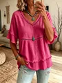 Boho pinkfarbenes V-Ausschnitt-Oberteil mit Stickerei und Volantärmeln an einem Model - Fuchsia