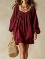Robe courte bohème bordeaux avec manches lanternes et une texture plissée élégante. - Bordeaux