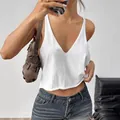 Canotta in maglia bianca con scollo a V da donna, ideale per un look estivo casual - XS / Top / Bianco