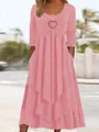 Dettaglio ravvicinato del decoro a cuore su questo abito rosa casual con balze a strati. - Taglia S / Vestiti / Rosa