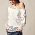 Gedetailleerd overzicht van het bohemien t-shirt met blote schouder en kanten manchetten. - S / Tops / Wit