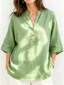 Detalle de camisa de lino verde transpirable con escote en V y tapeta con botones vista - Verde amarillento