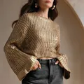 Eleganter goldener Metallic-Strickpullover mit langen Glockenärmeln und Rundhals. - Einheitsgröße / Oberteile / Gold