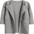Dettaglio ravvicinato di un cappotto grigio in lana con revers e tasche frontali. - Taglia S / Top / Grigio