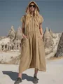 Vista intera di un abito lungo kaki in cotone e lino con cappuccio, mezza zip e tasche - Kaki
