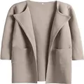 Vista dettagliata di un elegante cardigan da donna color taupe con revers e grandi tasche frontali - Taglia S / Top / Albicocca grigio