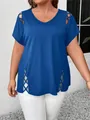 Détail d'un t-shirt bleu à col en V avec des découpes en treillis croisés sur l'ourlet. - 1XL / Hauts / Bleu