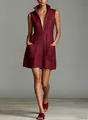 Detalle de un vestido de lino burdeos sin mangas con cuello alto y cremallera delantera. - S / Vestidos / Burdeos