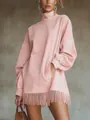 Detailansicht eines rosa Wildleder-Kleids mit Stehkragen, Fransensaum und Ärmeln. - S / Kleider / Rosa