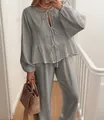 Détail de l'ensemble gris avec haut à manches lanternes et pantalon large assorti. - S / Haut Et Bas / Gris
