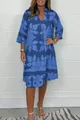 Vollansicht: Knielanges blaues Blumenkleid mit V-Ausschnitt und Dreiviertelärmeln am Modell - S / Kleider / Blau