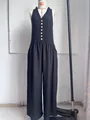 Schwarzer ärmelloser Jumpsuit mit V-Ausschnitt, weitem Bein und dekorativen Knöpfen - S / Kleider / Schwarz
