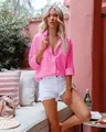 Camisa de lino rosa de manga larga con botones combinada con shorts blancos de mezclilla - Fucsia