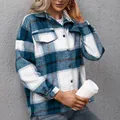 Stijlvol blauw-wit geruit damesoverhemdjack gemaakt van een dikke pluche flanellen stof - S / Tops / Marineblauw