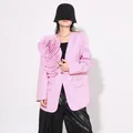 Detail van een roze damesblazer met een grote 3D-geplooide stoffen bloemdecoratie - S / Tops / Roze