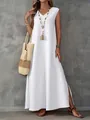 Detailopname van een witte mouwloze maxi-jurk met V-hals en een zijsplit. - S / Bovenstuk - Mouwloze maxi-jurk met V-hals en zijsplit (HW552) / Wit