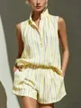 Vista dettagliata del set estivo a righe gialle e bianche con top senza maniche e pantaloncini - Taglia S / Top E Pantaloni / Giallo