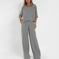 Lässiges zweiteiliges Set aus Baumwolle und Leinen mit Kurzarmtop und weiter Hose in Grau - Grau
