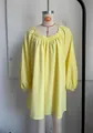 Vue détaillée d'une robe courte bohème jaune à manches lanternes sur un mannequin - Jaune Citron