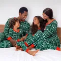Gezin van vier in passende groene kerstpyjama's met rode bies op een wit bed - Baby 9M / Set