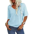 Λεπτομερής όψη αυτού του γαλάζιου T-shirt με λαιμόκοψη V, ύφασμα και άνετα μανίκια - Ανοιχτό μπλε