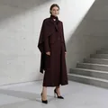 Elegante cappotto lungo bordeaux con sciarpa drappeggiata integrata per l'autunno - Taglia M / Top / rosso Angola