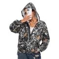 Vrouw in camouflagejack met capuchon en rits die een smartphone vasthoudt voor een selfie - Zwart
