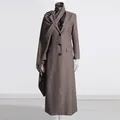 Elegante trench lungo marrone con dettaglio sciarpa drappeggiata per l'autunno - Taglia S / Top / Marrone