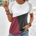 Lässiges Damen T-Shirt mit Farblock-Design, weißen Spitzenärmeln und Rundhalsausschnitt - S / Oberteile / Burgunderrot