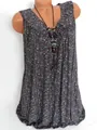 Detalle de una camiseta sin mangas de verano para mujer con cuello en V y estampado floral gris. - S / Tops / Negro