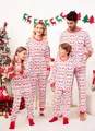 Gezin van vier in bijpassende rood-witte kerstpyjama's met hertenprint in een warme sfeer. - Papa S / Boven- En Onderstuk / 0574#