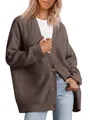 Vue détaillée d'un cardigan en tricot marron pour femme avec col en V et boutons. - Café