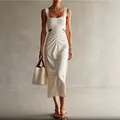 Elegante abito bianco con vita plissettata e spacco laterale per vacanze estive. - Taglia S / Vestiti / Bianco