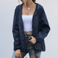 Stijlvolle lichtgewicht marineblauwe damesjas met capuchon en rits voor wandelen - S / Tops / Donkerblauw