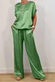 Elegante groene satijnen tweedelige casual set met losse top en wijde lange broek - Boven- En Onderstuk / XS / Groen