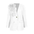 Elegante witte slim-fit damesblazer voorzien van een grote 3D geplooide bloem decoratie. - M / Tops / Wit
