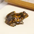 Figura de rana de resina epoxi con piedras de cristal de ojo de tigre decorativa - Ojo de tigre / 6.5x5.5cm Con Caja