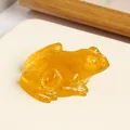 Figura de rana en resina amarilla con esquirlas de cristal para acuario y hogar. - Cuarzo amarillo realzado / 6.5x5.5cm Con Caja