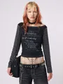 Model trägt schwarzes schulterfreies Langarm-T-Shirt mit Streifenärmeln und Grafikdruck - S / Oberteile / Schwarz