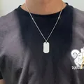 Detalle del collar con colgante ovalado de moissanita para hombre en camiseta negra - Oro Blanco (Con Cadena de Eslabones de 50cm) / Plata 925 (2.19ct)