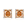Primer plano de los elegantes pendientes de moissanita naranja con corte princesa - 5x5mm (1ct x 2) / Champán dorado